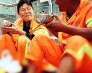 天桥上，相濡以沫的爱情，相伴到老的满足，都写在这对老夫妻的脸上。（图/文高永强）