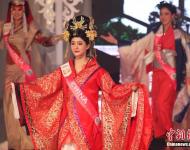 2015世界旅游小姐全球总决赛近日在吉隆坡落幕，61个国家和地区的61名佳丽参加了总决赛。最终，菲律宾选手获得冠军。乌干达选手和立陶宛选手分别获得了第二名和第三名。图为2015世界旅游小姐中国总决赛冠军王汝妍惊艳亮相。