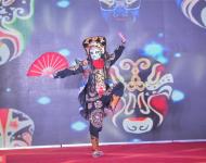 变脸大师为现场观众带来中国国粹节目——变脸