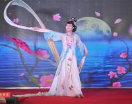 反串表演一个让女人尖叫和男人陶醉的精彩节目