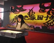 美丽的沙画师给现场多有的观众带来精彩的表演
