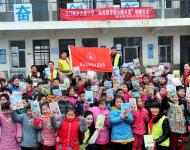 汝南三门闸街道大新小学“阳光助学爱心图书室”仪式合影