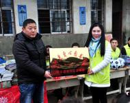 驻马店市阳光助学协会会长杨杨和大新小学负责人履行“爱心图书室”交接