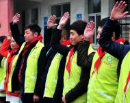 志愿者向孩子们敬少先队礼