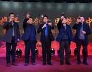 驻马店市企业家协会会长王海周等向大家敬酒