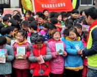 孩子们拿到新的课外书很开心