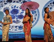 可丽可心的员工表演魅力女人旗袍秀《旗袍秀》