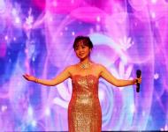 歌手白雪演唱《在阳光路上》	