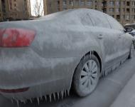 2016年1月24日，青岛遭遇霸王寒潮，市区最低气温一度达到-15摄氏度，破1961年青岛有气象记录以来最低。位于市南区金茂湾小区，海浪拍打上临近海边的步栈道，停在此处的轿车被海水冻住。