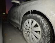 2016年1月24日，青岛遭遇霸王寒潮，市区最低气温一度达到-15摄氏度，破1961年青岛有气象记录以来最低。位于市南区金茂湾小区，海浪拍打上临近海边的步栈道，停在此处的轿车被海水冻住。