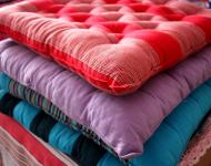 上蔡县手织老粗布历史悠久，在汲取传统的粗布文化精髓的基础上开发出既保持传统粗布厚重拙朴的原始风格，又带有现代时尚气息的老粗布工艺新品种，使这一民间传统工艺得到了继承与发展。