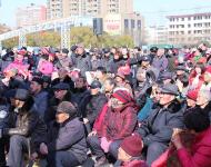 认真观看演出的观众们