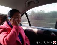 植大姐说，春节回来这几天峰峰一直拉着她一起玩耍，连睡觉都要抱着，也不出去找小朋友耍。植大姐是离异家庭，家里还有一个姑娘在读高中，她必须要出去挣钱供两个孩子读书。     如果带去成都，一个人真的无法照顾他。根据权威调查，中国农村“留守儿童”数量超过了6100万人，峰峰只是其中一个。