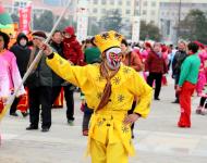 驻马店广视网讯（记者 乔健豪）2月21日上午，由驻马店市委宣传部，市文广新局主办，市群众艺术馆、河南豫坡集团承办的“豫坡老基酒杯”2016驻马店市秧歌汇演在天中广场隆重举行。来自八县二区22支代表队700余人参加了比赛。  活动采取踩街表演和定点比赛的形式进行。全市各秧歌代表队从市财政局门口集合，沿金雀路往东—→乐山大道往北（走西侧人行道）—→开源大道至天中广场。市民在队伍经过的路段观看到一场视觉上的饕餮盛宴！