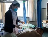 拔罐（摄影/张爱武）