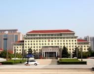 驻马店市委市政府门前路面干净、整洁。