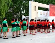 候场（上图）。近年来，广场舞已成为一种文化，影响着驻马店人尤其是中老年朋友的生活，成为中老年群体精彩生活的缩影。广场舞不仅丰富了人们的业余文化生活，也是社会中一道亮丽的风景。