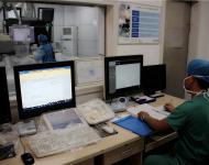 如今护理行业已不再是女性一统天下，“男丁格尔”正越来越多地发挥着作用。他们对于手术室里的力气活儿、细致活儿样样精通，在日常的护理工作中扮演着越来越重要的角色。导管室护士孙路从小受父辈影响，也毅然决然的选择了护士这个行业，平时的主要工作是配合医生手术，传递手术器械、做好记录、以及管理手术台。