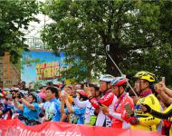 猜猜是谁引得众人聚拍