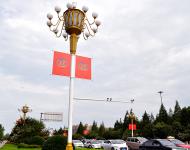 距第十九届“中国农加工洽谈会”还有几天时间。为了迎接盛会的到来，驻马店市委宣传部等部门在市开源大道两侧悬挂了国旗和“中国农加工洽谈会”会旗。