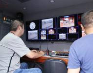 农加工洽谈会开幕式上驻马店广播电视台技术人员在移动直播车内现场切换