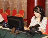 驻马店广播电视台记者在大会新闻中心编写稿件