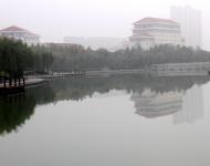 烟雨中的市委大楼