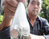 唐先生认为老板是故意整蛊他的，觉得很生气，当场报了警，“警察到场之后要求我们自己协商解决，后来老板换回了700元硬币。”唐先生说，当天老板给了他700元纸钞后，自己身上还有约2900元硬币。