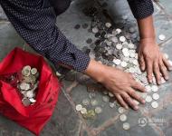 据唐先生介绍，他来自湖南，本身是做建筑工的，此前，一个在番禺的包工头打电话给他，让他过去打工。“本来谈好的工时和待遇都不错的，所以我也就特地过来打工了。”原本跟老板约定好9个小时一天的工作量，谁知实际每天都要加班。由于觉得跟事先约定的不同，加上工作强度大，在本月上旬，唐先生向老板提出了辞职，“第二天老板就给了我约3600元的1元硬币，说是我的工资。”