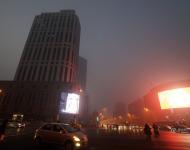 图为1月3日清晨，空气质量严重污染的天津街头。李胜利/东方IC