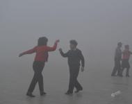 2017年1月3日早晨，安徽阜阳市民在大雾中晨练。启闻/视觉中国