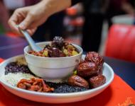 1月4日，内蒙古呼和浩特市玉泉区清泉街社区一位老人在展示腊八粥食材。当日，呼和浩特市玉泉区清泉街社区举办“温暖腊八粥 浓浓邻里情”活动，喜迎即将到来的“腊八节”。新华社发 丁根厚 摄