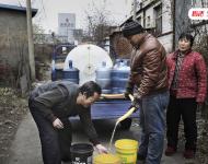 到了3月份，很多村民家里的井水都变成黄色，有酸味，大家都不再敢吃井水。