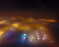 地下雾霾重重如同乌云笼罩，而高空月色依旧明亮。nico/东方IC