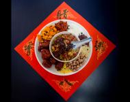 1月4日，内蒙古呼和浩特市玉泉区清泉街社区一位老人在展示腊八粥食材。当日，呼和浩特市玉泉区清泉街社区举办“温暖腊八粥 浓浓邻里情”活动，喜迎即将到来的“腊八节”。新华社发 丁根厚 摄