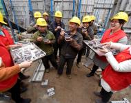 1月4日，内蒙古呼和浩特市玉泉区清泉街社区一位老人在展示腊八粥食材。当日，呼和浩特市玉泉区清泉街社区举办“温暖腊八粥 浓浓邻里情”活动，喜迎即将到来的“腊八节”。新华社发 丁根厚 摄