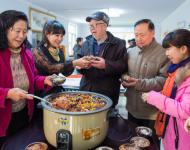1月4日，内蒙古呼和浩特市玉泉区清泉街社区志愿者为社区居民盛腊八粥。当日，呼和浩特市玉泉区清泉街社区举办“温暖腊八粥 浓浓邻里情”活动，喜迎即将到来的“腊八节”。新华社发 丁根厚 摄
