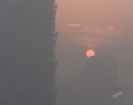 2017年1月2日，黄昏时分，雾霾笼罩下的郑州。