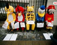 2013年1月31日，北京，“愤怒的小鸟”、“加菲猫”、“唐老鸭”和“财神爷”等5个不同的卡通人物汇聚在中央人民广播电台外，以静坐的方式讨薪，希望得到社会关注。据讨薪队伍负责人表示，他们5人代表31名农民工兄弟进京寻求社会帮助。因其2012年在河北张家口张北县承建博天糖业、华林商厦、九鼎家具城、张北塞那都滑雪场四个工地消防工程工作，完工后被欠工款28万余元，致使31名工人无钱回家过年，故想以此方式博得社会关注，帮助工友讨回血汗钱。王王/视觉中国