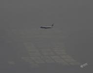 2017年1月2日，从飞机上俯瞰北京近郊雾霾，地面模糊不清，灰蒙蒙一片。摄影：Jason Lee