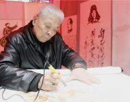 根雕、面塑、糖画、布老虎制作技艺等12个非物质文化遗产项目展示，大铜器、大鼓书、丝弦道、罗卷戏等15个近300人非物质文化遗产项目展演。图为：天中火笔画