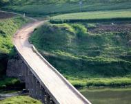 这里位处新汝河岸边，又被汝河故道环绕一圈，林青水秀，如世外桃源，悠然自得。