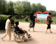 给妈妈找乐 李增辰摄