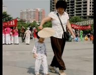 关爱有加 李增辰摄