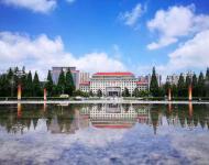 那是一潭清澈得近乎见底的蓝天