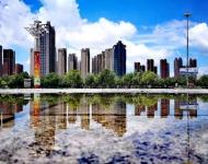 那蔚蓝之中，悠闲地游着片片云朵