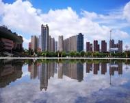 同是钢筋水泥、矗立此地久矣、蓝天白云映衬、顿觉风光旖旎