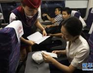 7月17日，在西安北站，配送员前往站台送餐。