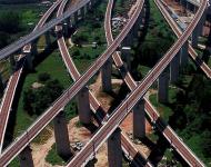 郑州东站附近一处京广、徐兰高铁交汇的立体枢纽（2016年9月1日摄）。　　近年来，中国高铁继续保持快速发展步伐，“四纵四横”高铁网基本成形，技术成就赢得国际声誉，服务品质不断攀升。中国高铁已经成为一张见证时代发展的名片。新华社记者 李安 摄